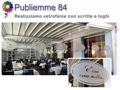 Allestimento adesivo satinato per vetrine Allestimento adesivo sabbiato per vetrine.